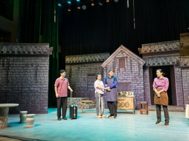 从街区到舞台:《三街两巷》以轻喜剧形式呈现南宁历史风貌,获广